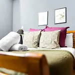 2-Bedroom Apartment In Heart Of The City - China Town - Balcony - Secure Parking Included 48A
