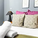 2-Bedroom Apartment In Heart Of The City - China Town - Balcony - Secure Parking Included 48A