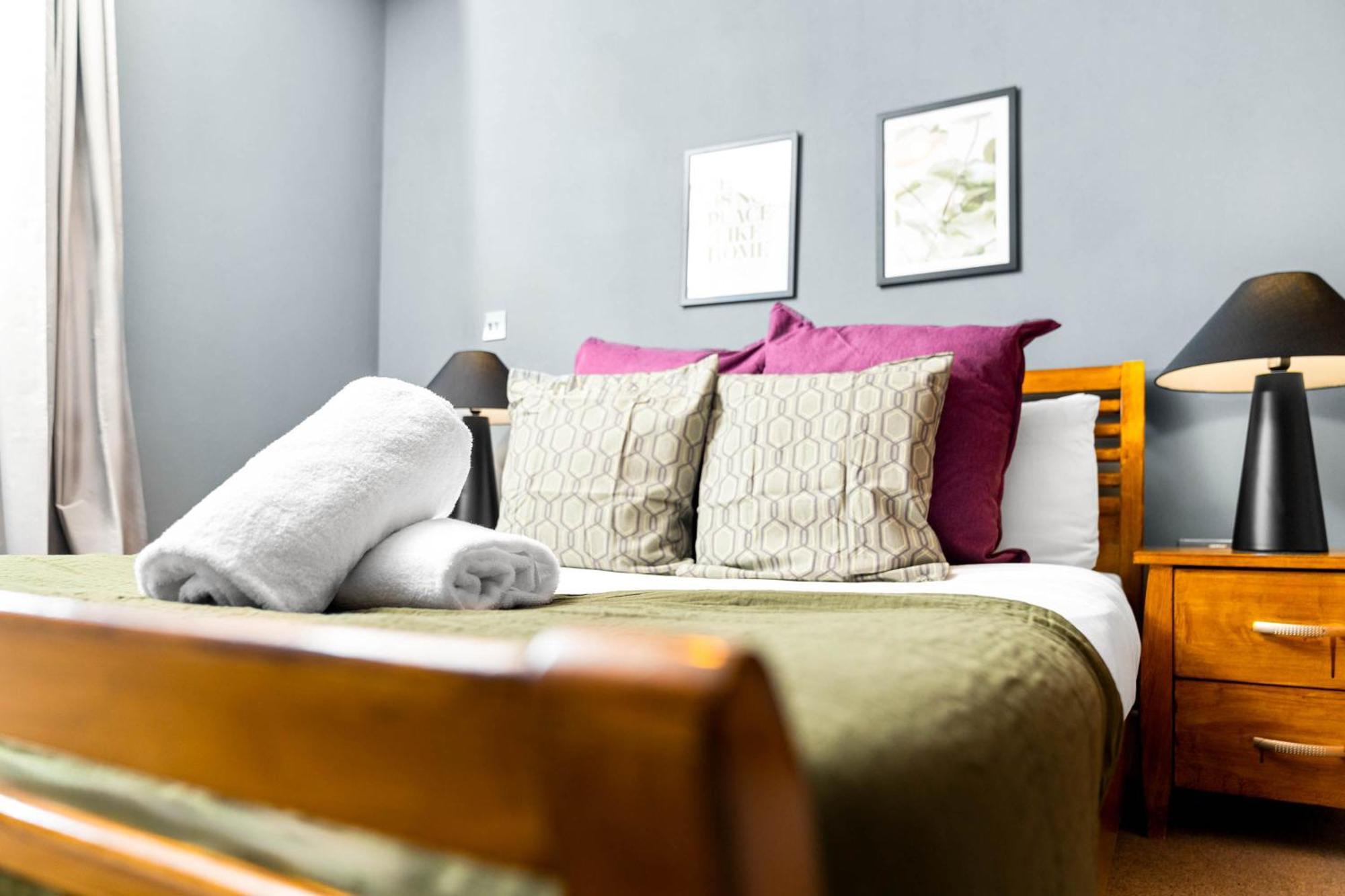 2-bedroom In Heart Of The - China Town - Balcony - Secure Parking Included 48a * Birmingham