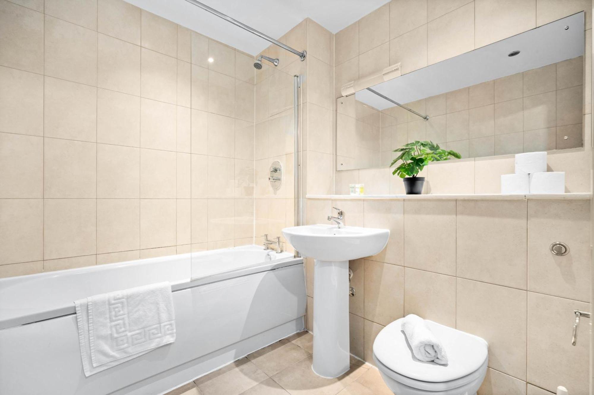 2-bedroom In Heart Of The - China Town - Balcony - Secure Parking Included 48a