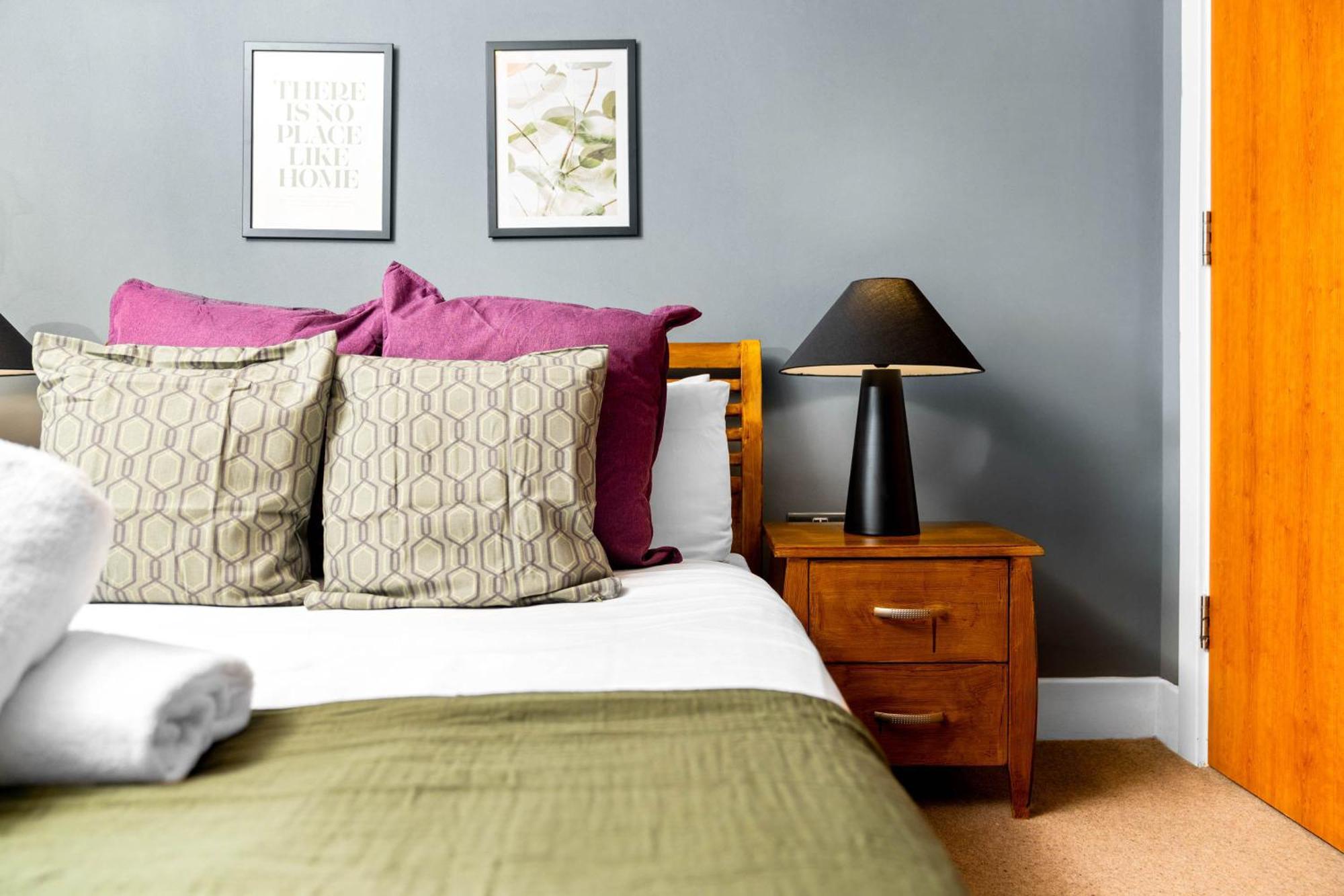 Apartment 2-bedroom In Heart Of The - China Town - Balcony - Secure Parking Included 48a *