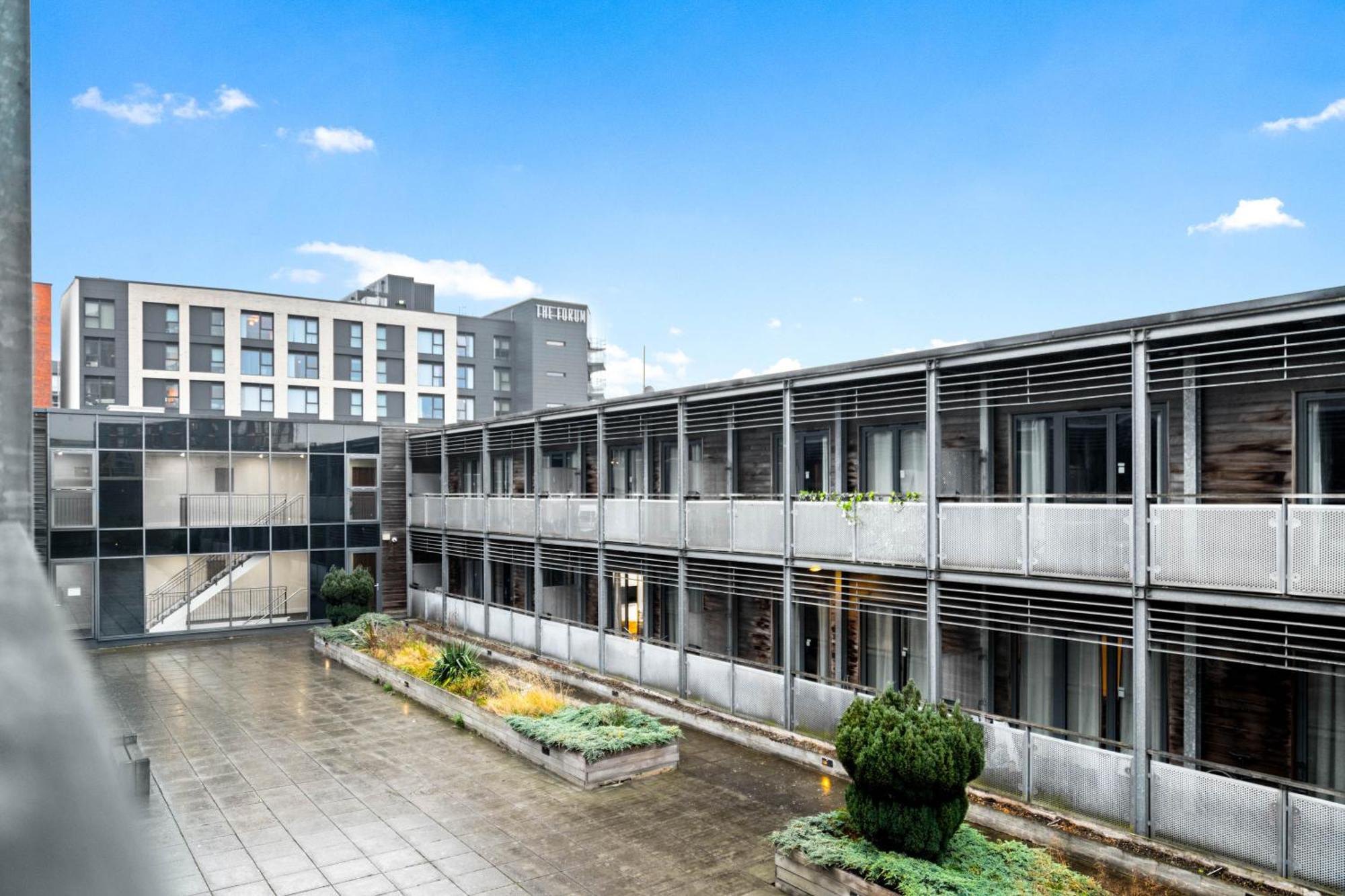 2-bedroom In Heart Of The - China Town - Balcony - Secure Parking Included 48a Birmingham