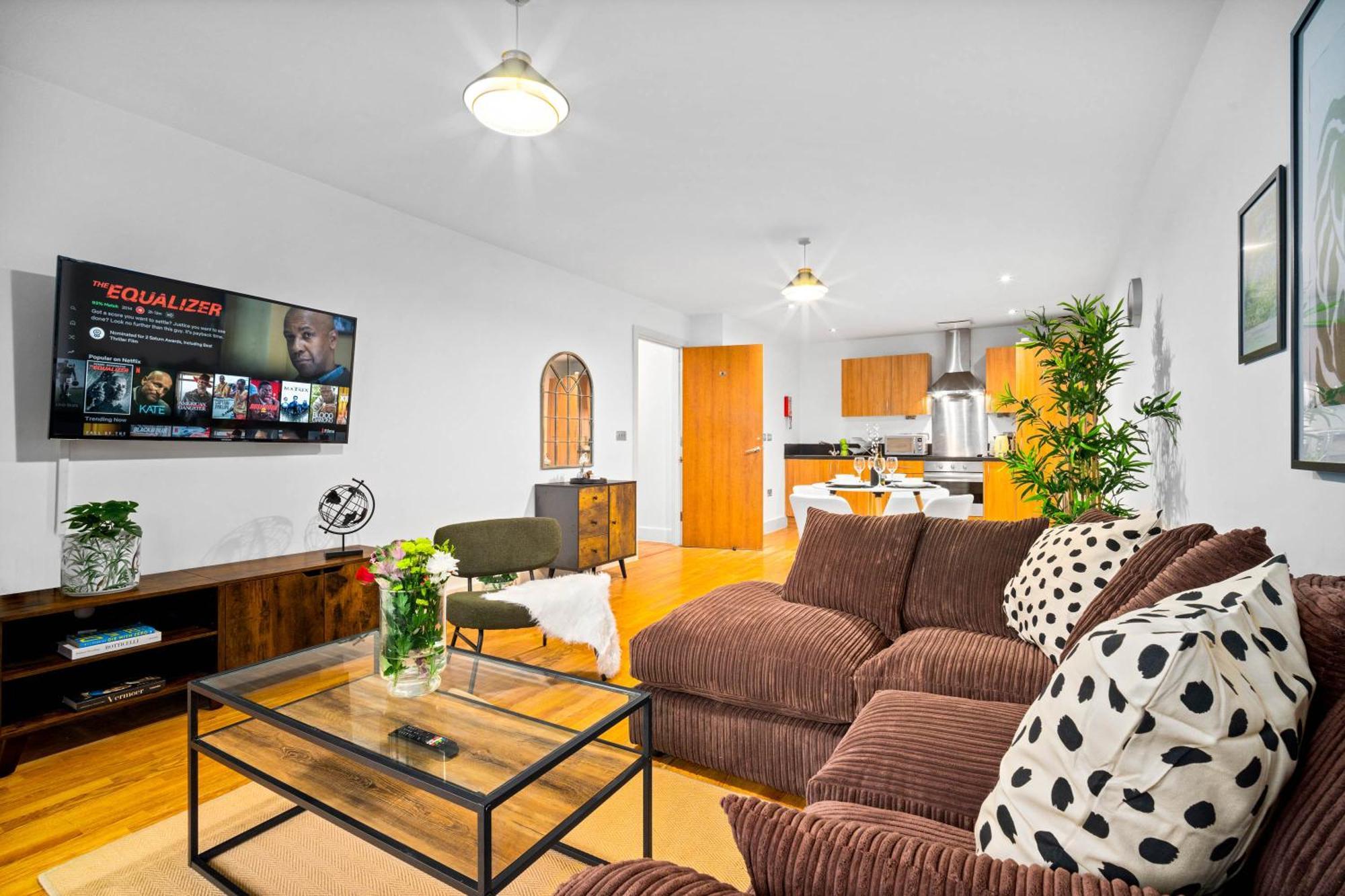 Apartment 2-bedroom In Heart Of The - China Town - Balcony - Secure Parking Included 48a