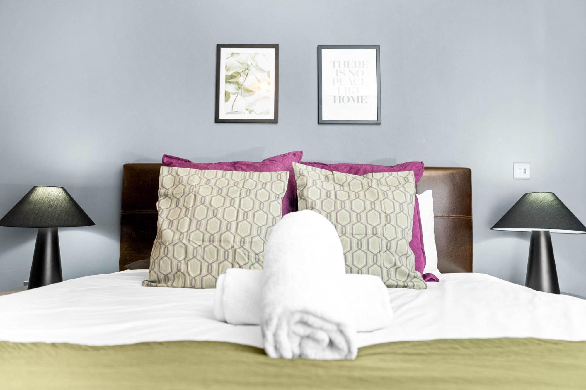 Apartment 2-bedroom In Heart Of The - China Town - Balcony - Secure Parking Included 48a *