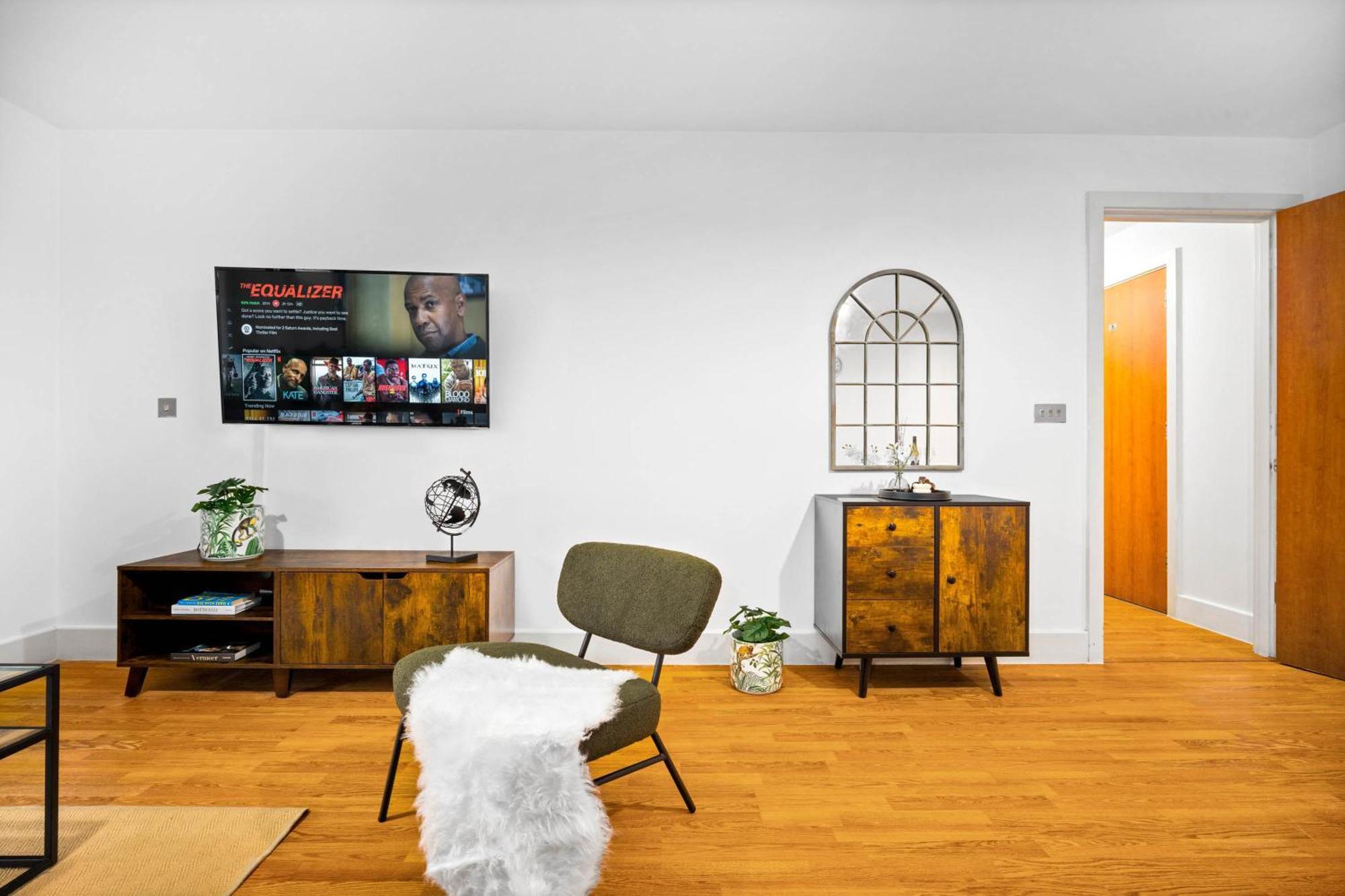 2-bedroom In Heart Of The - China Town - Balcony - Secure Parking Included 48a Apartment